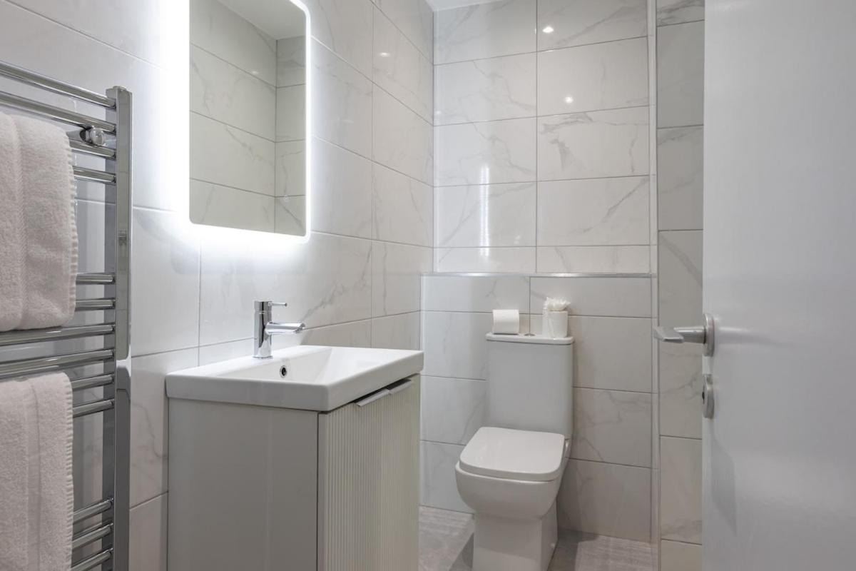 Stylish, Luxury, Parking Sleeps 6, 2-bath, Centre * Belfast