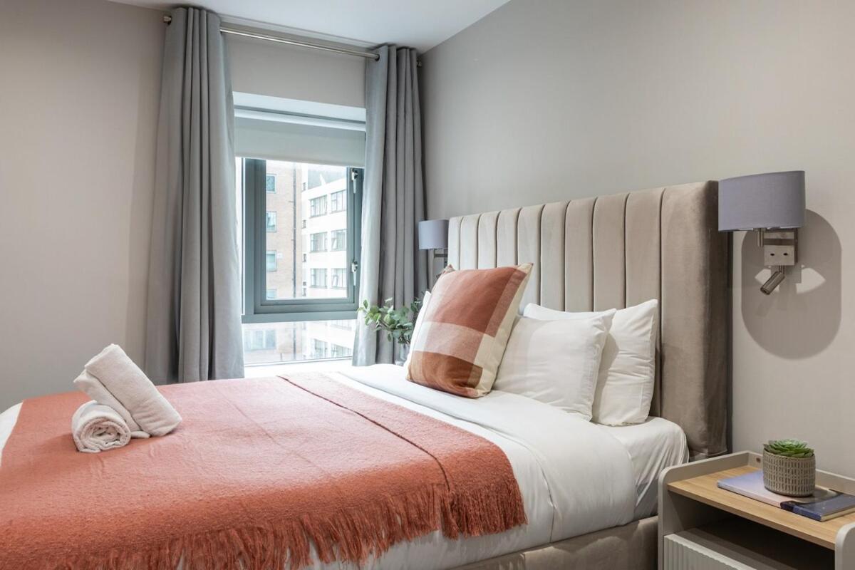 Stylish, Luxury, Parking Sleeps 6, 2-bath, Centre