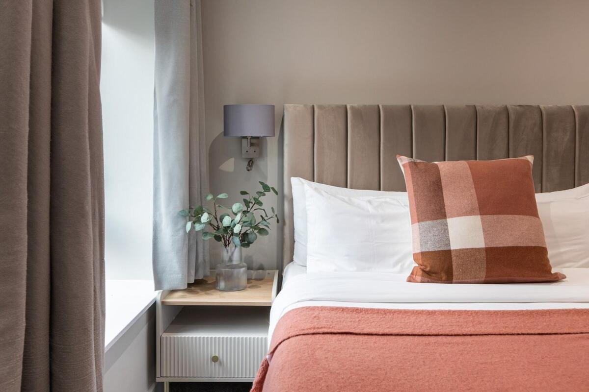 Stylish, Luxury, Parking Sleeps 6, 2-bath, Centre Belfast
